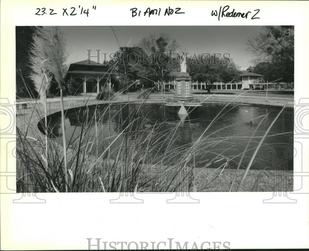 1993 Press Photo Courtyard and fountain at Holy Redeemer Church - Historic Images