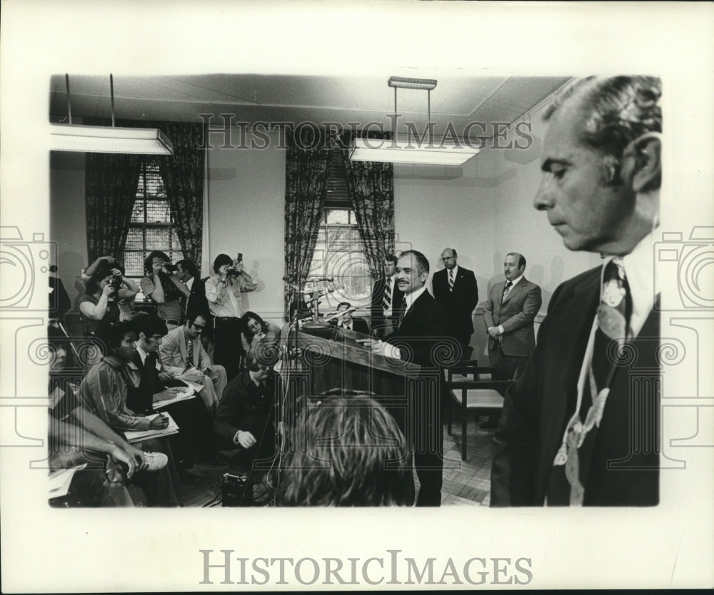 1976 Press Photo King Hussein of Jordan conducting a press conference - Historic Images