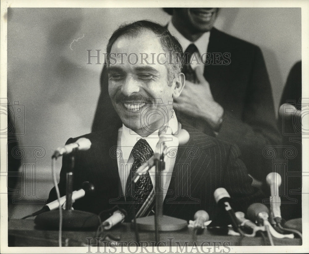 1976 Press Photo King Hussein of Jordan conducting a press conference - Historic Images