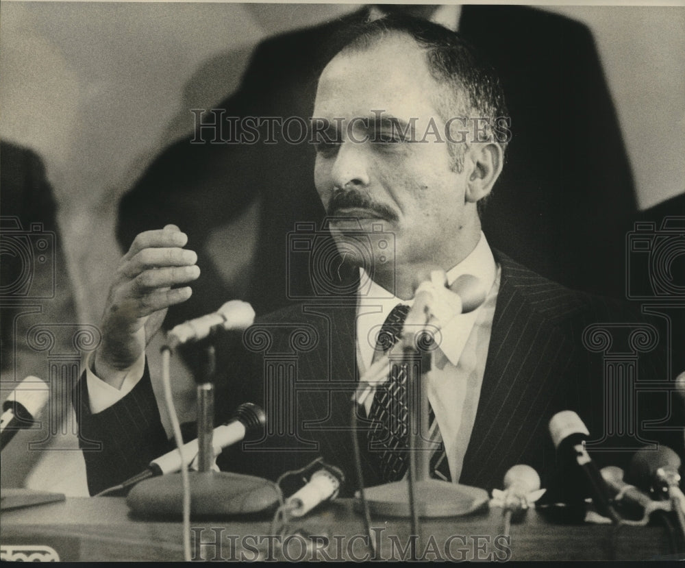 1976 Press Photo King Hussein of Jordan conducting a press conference - Historic Images