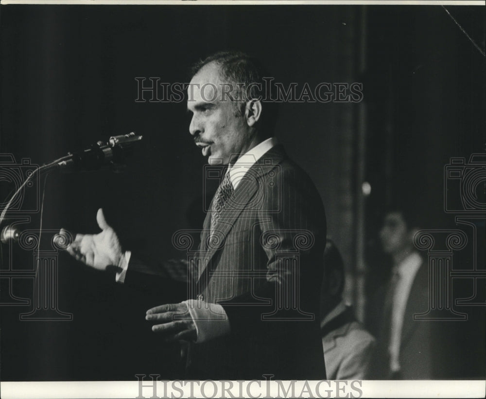 1976 Press Photo King Hussein of Jordan conducting a press conference - Historic Images