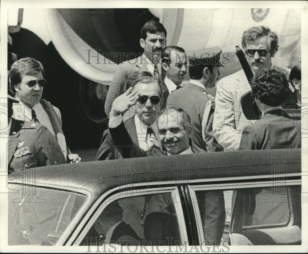 1976 Press Photo King Hussein of Jordan waving to the crowd before boarding car - Historic Images