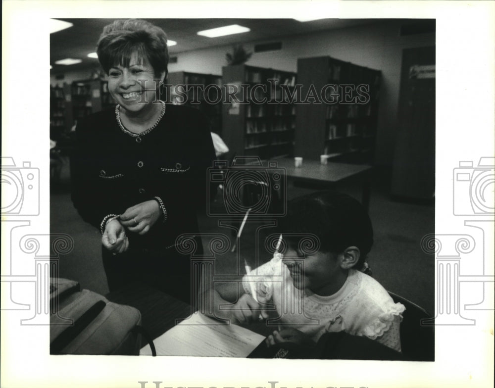 1993 Press Photo Susan Hurtarte with Yubelkis Taberas- JD Meisler Middle School - Historic Images