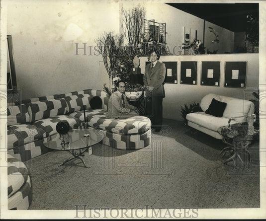 1977 Press Photo Eliss Mintz and son Mitchel at their store's grand opening - Historic Images