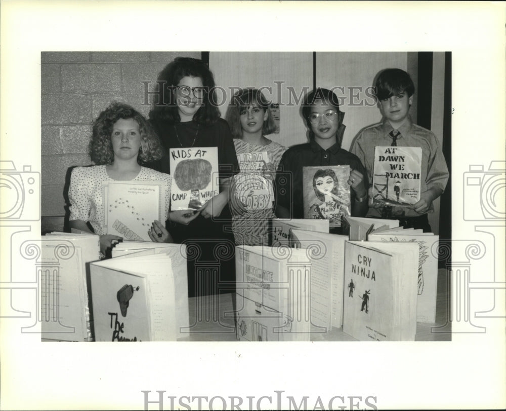 1990 Press Photo Harry Hurst Middle School young authors. - Historic Images