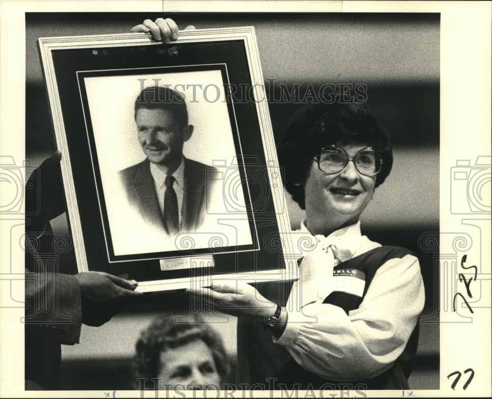 1989 Press Photo Eileen Hurst Burkhardt holds picture of father, Harry M. Hurst - Historic Images