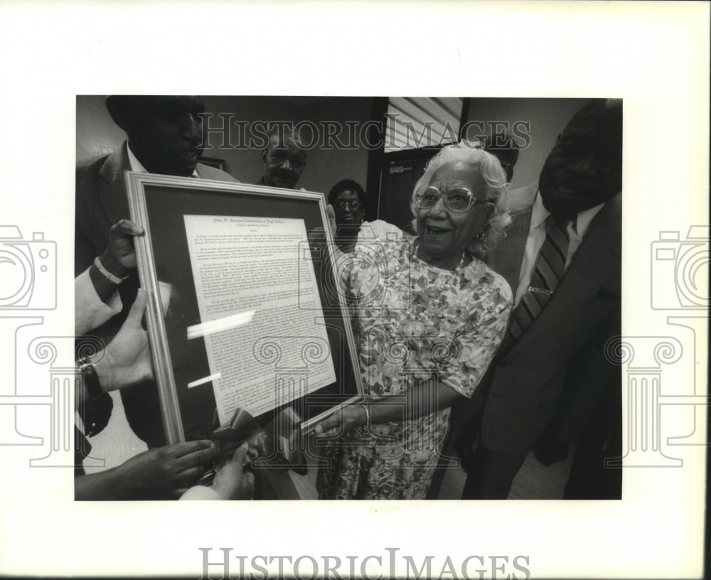 1995 Press Photo Hazel Rhea Hurst receives plaque of school&#39;s history - Historic Images