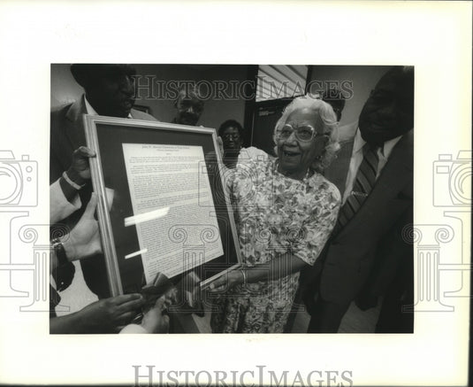 1995 Press Photo Hazel Rhea Hurst receives plaque of school's history - Historic Images
