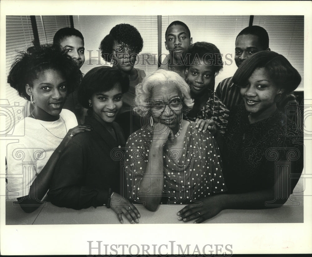 1988 Press Photo Retired teacher Hazel Hurst with high school graduates - Historic Images