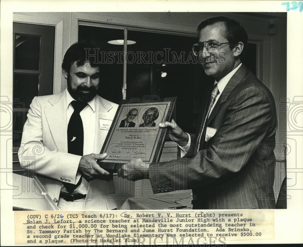 1988 Press Photo Dr. Robert Hurst Presents Teacher Award to Nolan J. Lefort - Historic Images