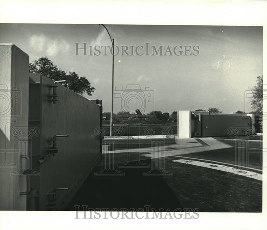 1986 Press Photo New Flood Gates, Lakeshore Drive, and Marconi Drive. - Historic Images
