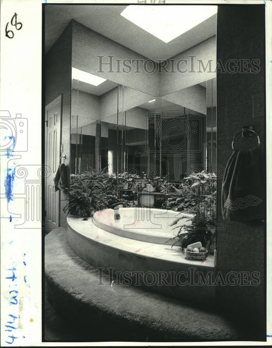 1981 Press Photo Luxurious bath at right is tempting, in Louisiana home - Historic Images