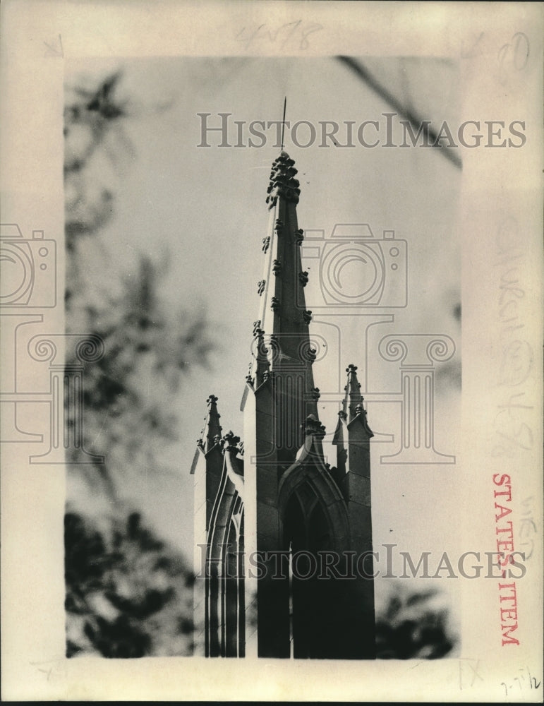 1976 Press Photo Holy Name of Jesus Church Steeples at Loyola University. - Historic Images