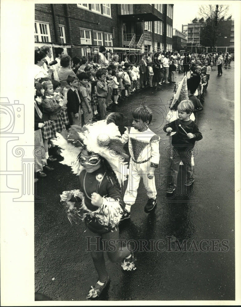 1987 Press Photo Children parade for older school mates, part of Mardi Gras. - Historic Images