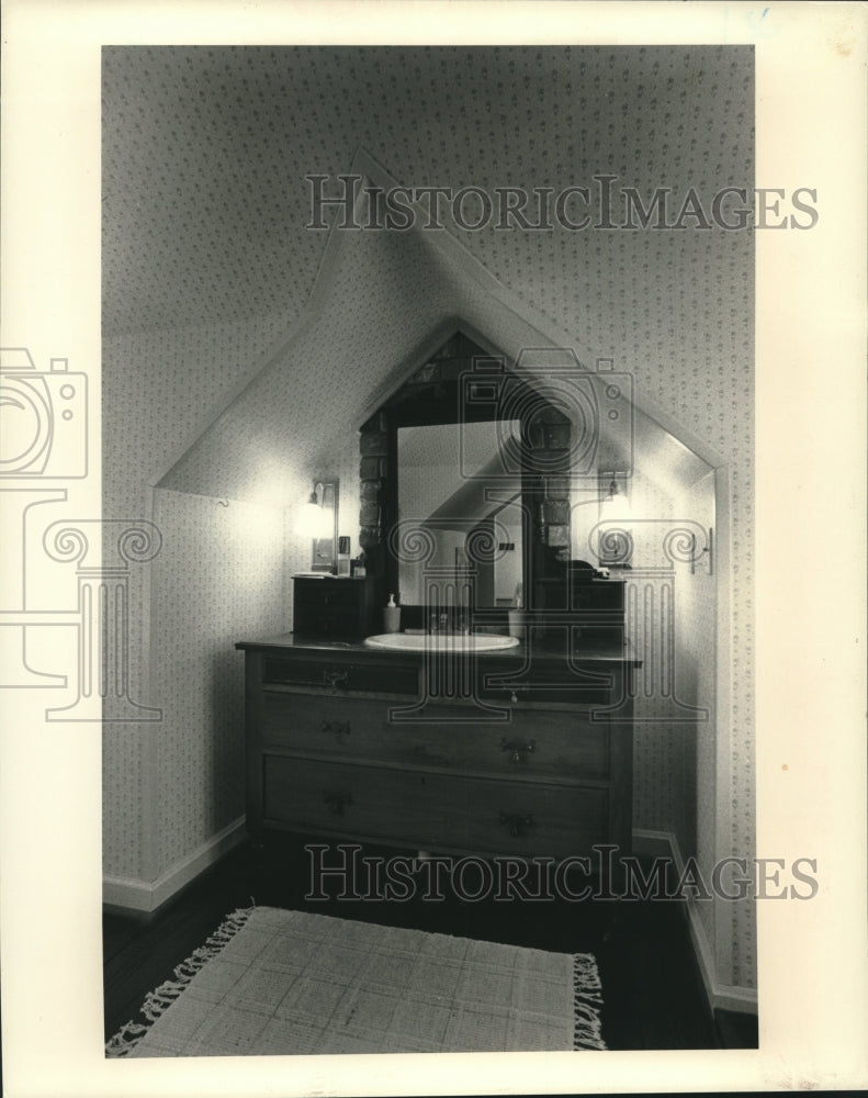 1986 Press Photo Bathroom converted from unused attic space - nob37017 - Historic Images