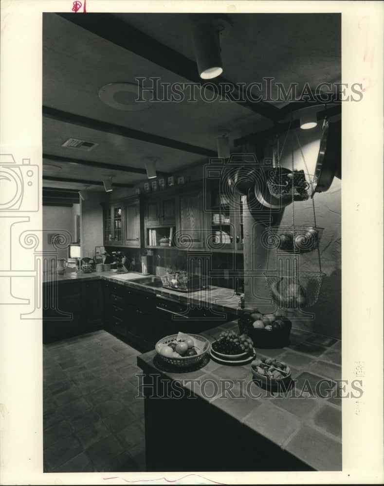 1987 Press Photo Modern appliances intermingles with old wood in kitchen - Historic Images