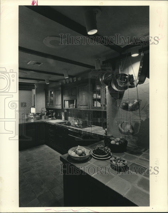 1987 Press Photo Modern appliances intermingles with old wood in kitchen - Historic Images
