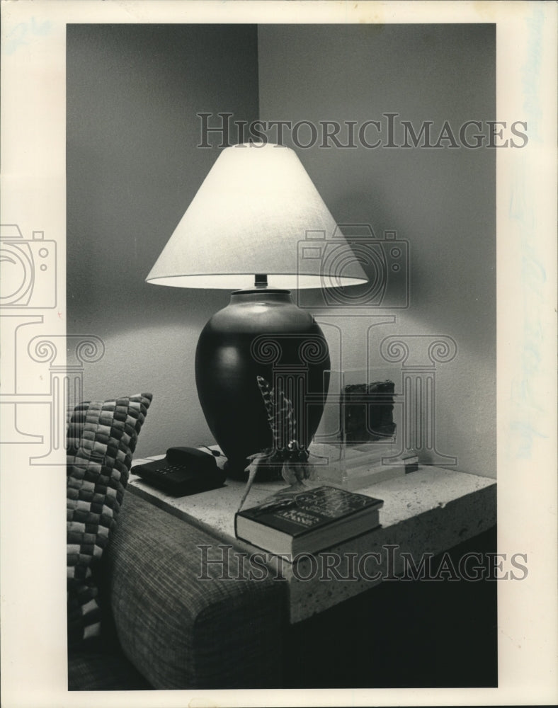 1989 Press Photo A living room side table features a variety of textures - Historic Images