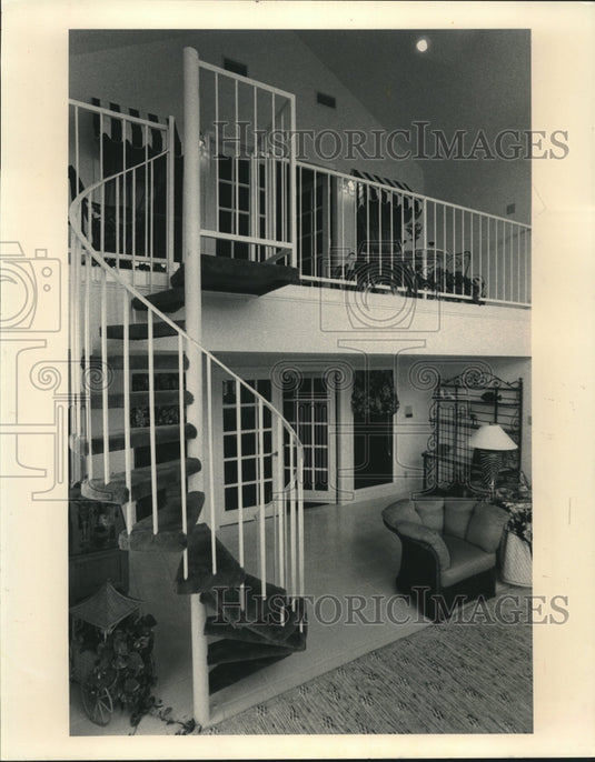 1985 Press Photo This spiral staircase features a sidewalk cafe at the top - Historic Images