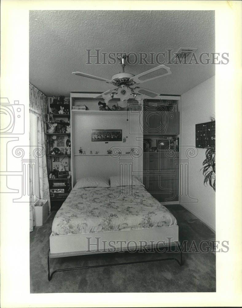 1985 Press Photo Organized shelving storage displays teenager decor - nob37030 - Historic Images