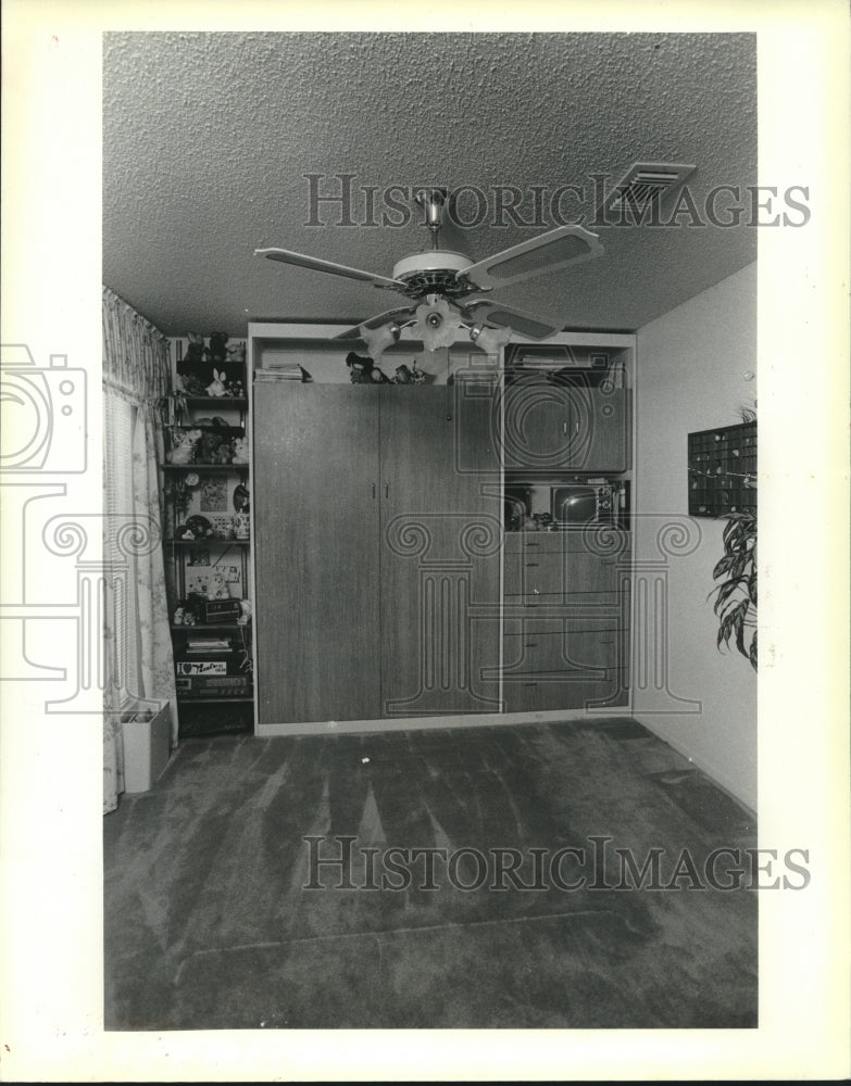 1985 Press Photo A bed folds neatly into the wall, making the room uncluttered - Historic Images