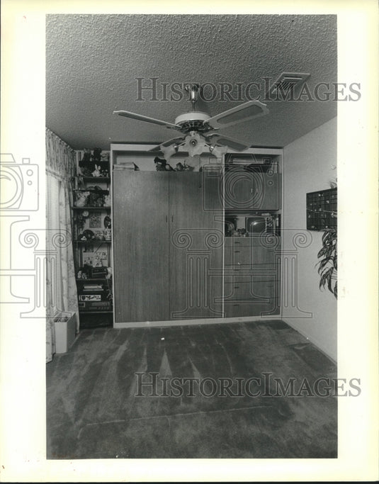 1985 Press Photo A bed folds neatly into the wall, making the room uncluttered - Historic Images