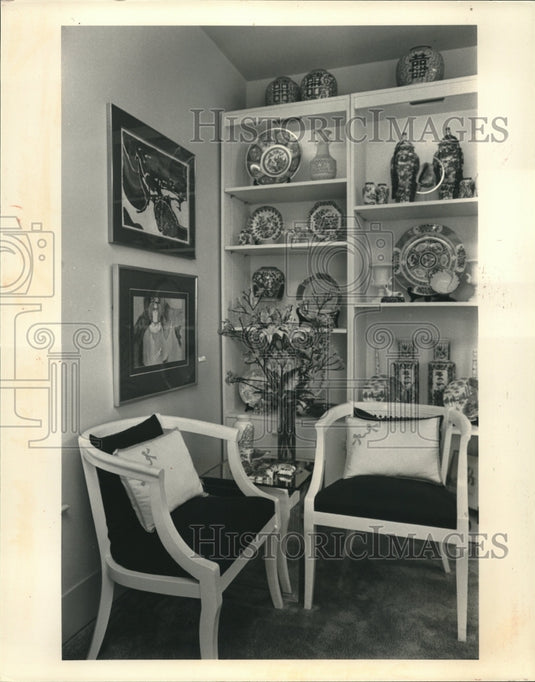 1985 Press Photo A large display case features beautiful china in a living area - Historic Images
