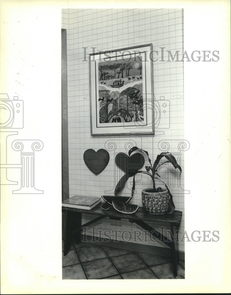 1985 Press Photo A skinny dull wall is brightened up with art of its own - Historic Images