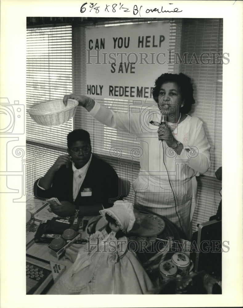 1989 Press Photo PTA president Eva Haleaux sells tickets at Holy Redeemer school - Historic Images