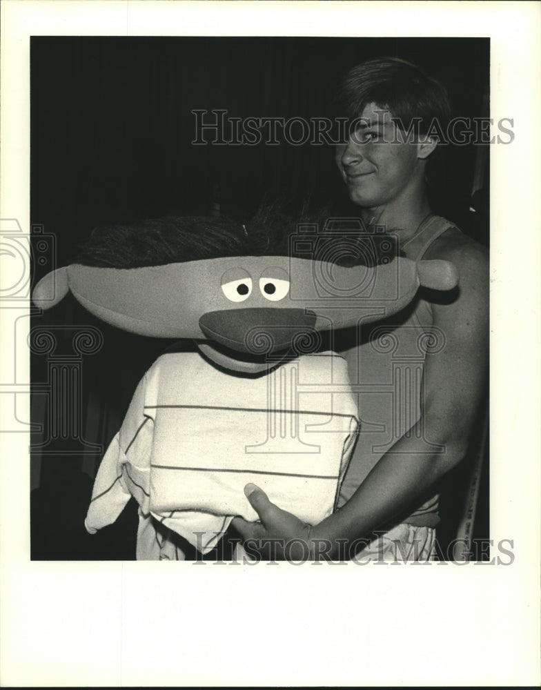 1988 Press Photo Shane Hoover with a puppet for a show at Holy Trinity Church - Historic Images