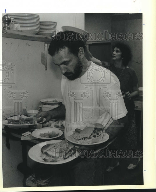 1989 Press Photo Greg Homer, owner of Larry's Ice Cream Parlor in Covington - Historic Images