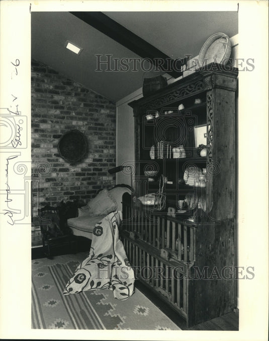 1988 Press Photo Artist combines elegance with antiques & humor in her home - Historic Images