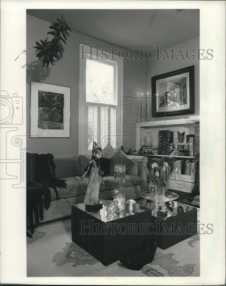 1988 Press Photo A small room look larger by using clever furniture placement - Historic Images