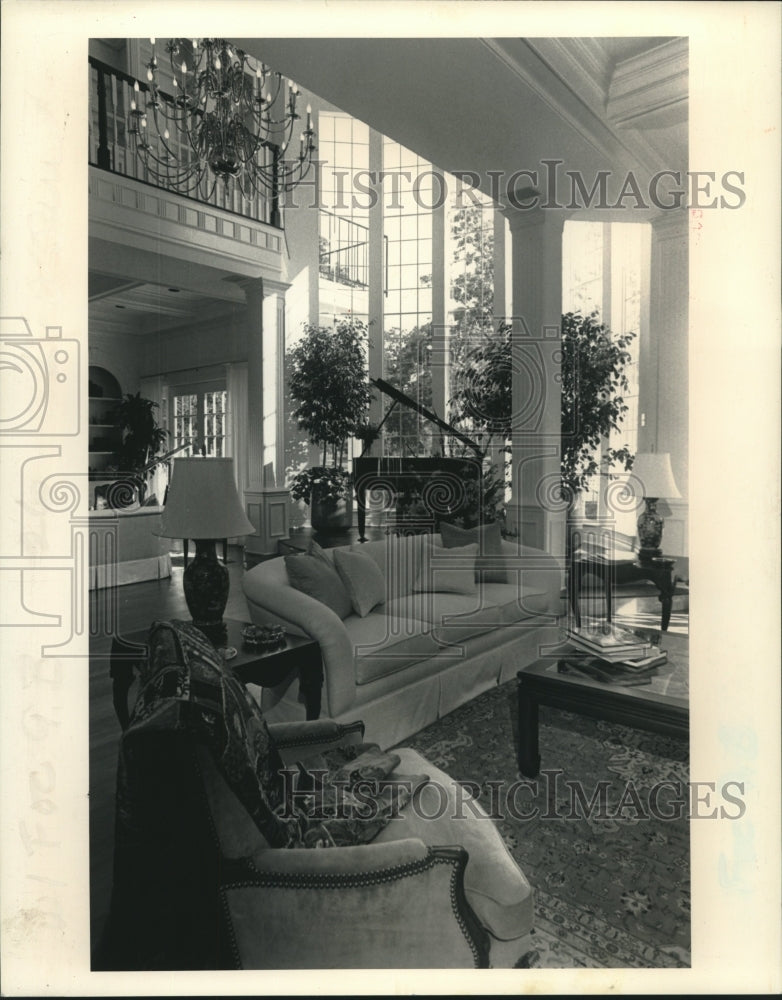 1988 Press Photo Home Focus - A massive living room with 24-foot window wall - Historic Images