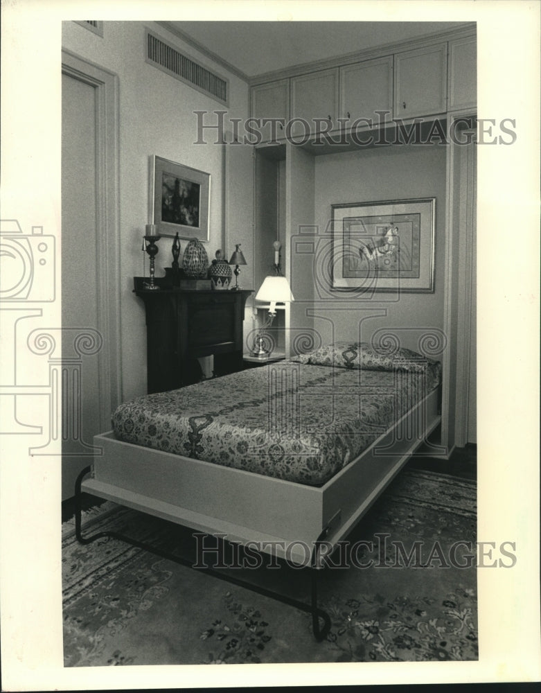 1986 Press Photo Home Focus - The &quot;cabinet&quot; space becomes a Murphy bed - Historic Images