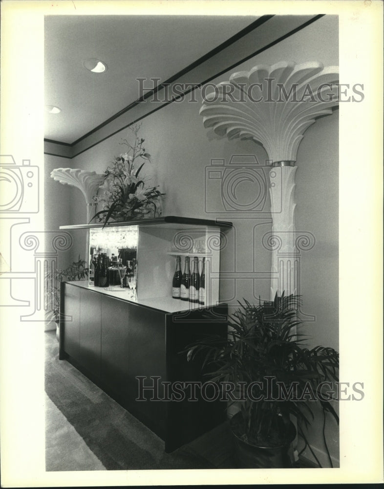 1986 Press Photo Collapsible cabinet serves as ideal storage space - nob37081 - Historic Images