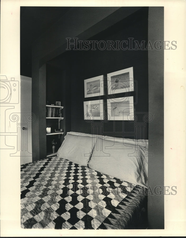 1986 Press Photo Dark color &amp; adjustable shelving help tiny room spacious - Historic Images