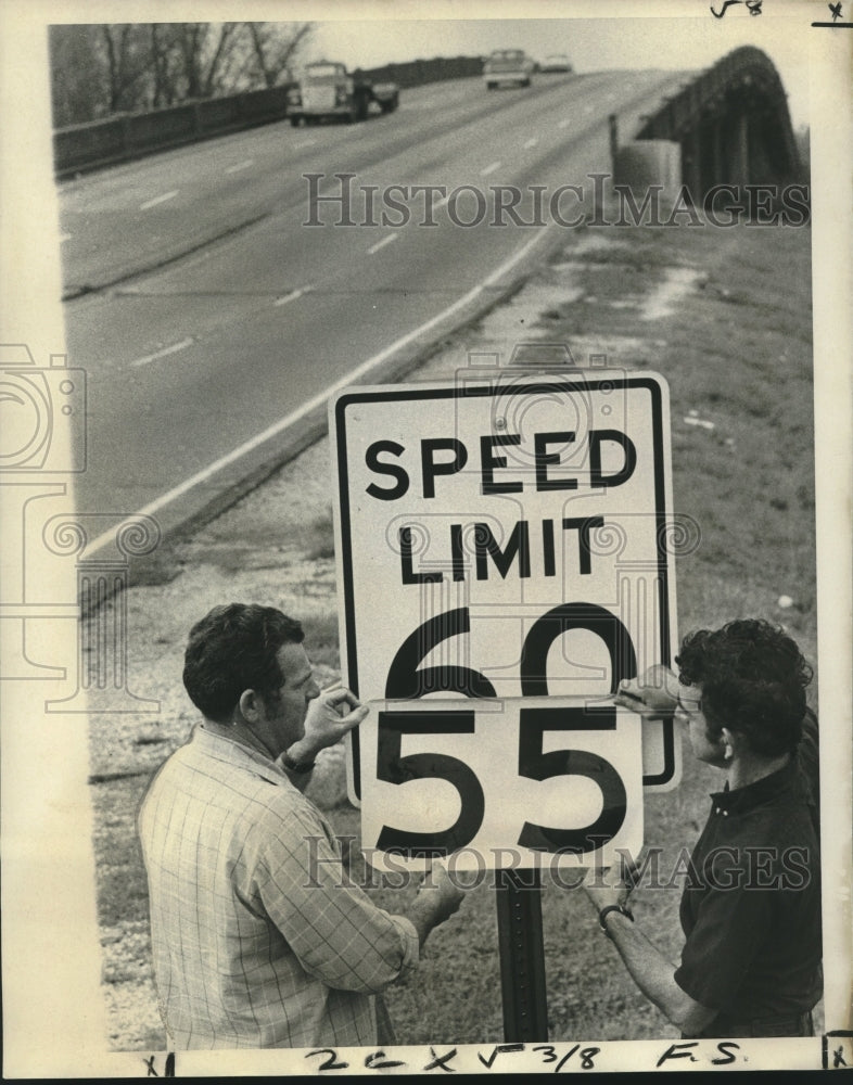 1974 Press Photo Jesse Chaisson &amp; Jerry J. Chaisson installing speed limit signs-Historic Images