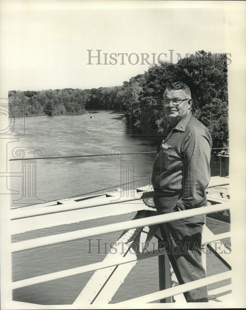 Press Photo A man takes in the view off of Highway 90 - Historic Images