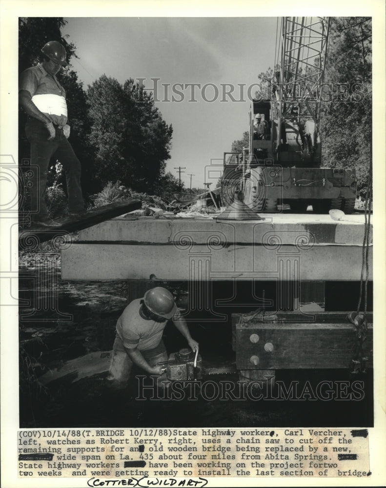 1988 Press Photo Robert Kerry cuts off old bridge supports in Louisiana - Historic Images