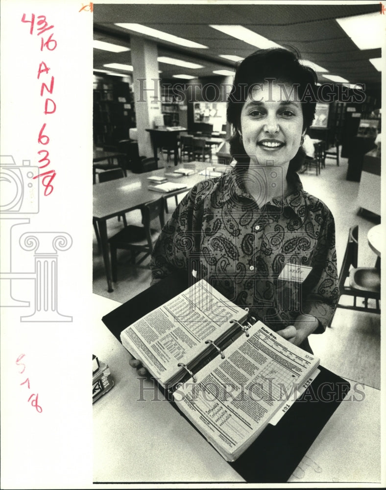 1987 Press Photo Librarian Linda Marshall Hill with the Standard &amp; Poor&#39;s Report - Historic Images