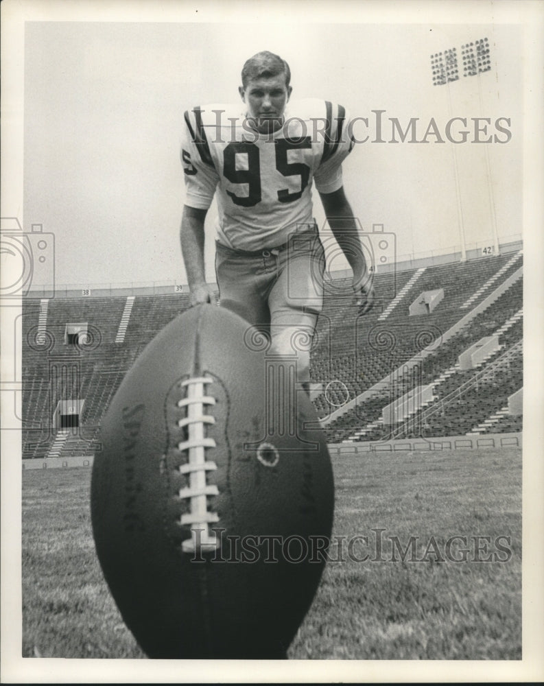 1968 Press Photo Football player Roy Hurd prepares to kick the ball on the field- Historic Images