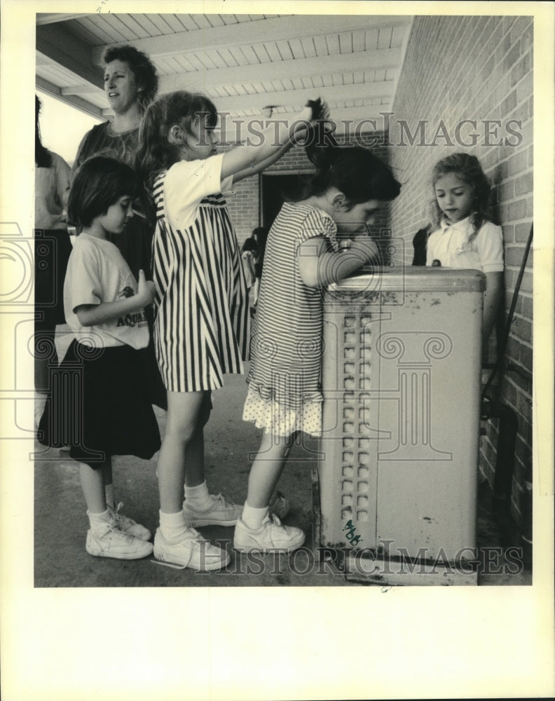 1990 Press Photo Hynes Elementary School students break for water during recess - Historic Images