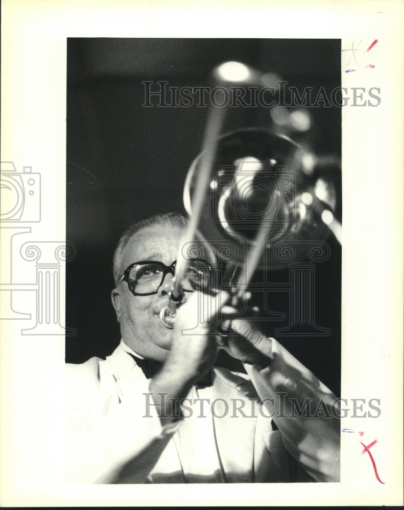 1990 Press Photo Eddie Hyne of the 50s style band the Esquires at City Hall - Historic Images