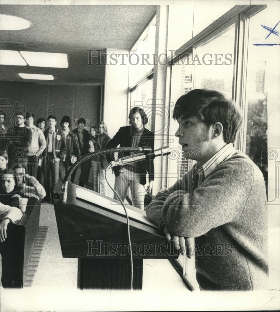 1972 Press Photo Danny Hynes Jr. protesting athletic ban of Loyola University - Historic Images