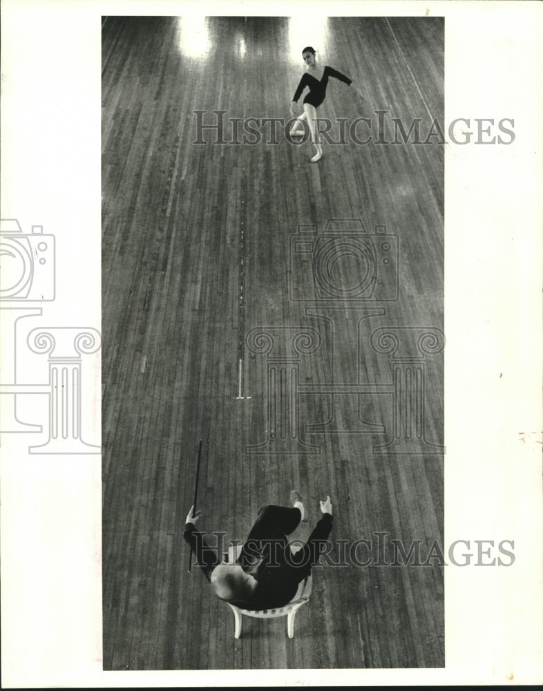 1987 Press Photo Harvey Hysell directs ballet student Tyann at private lesson - Historic Images