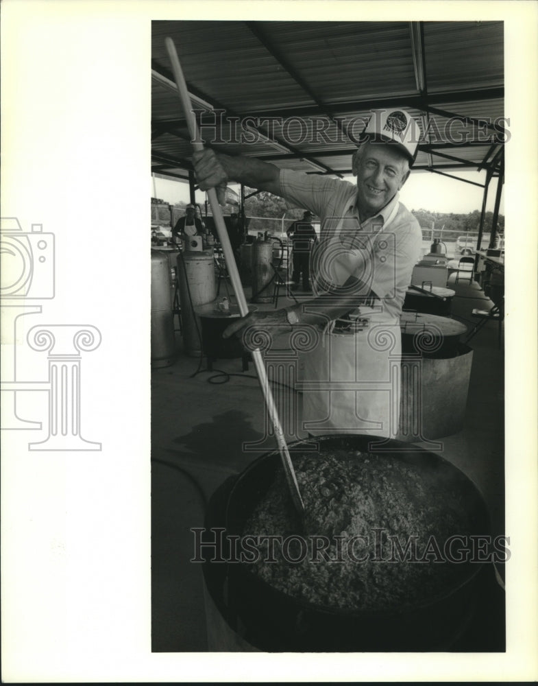 1989 Press Photo Joe Hymel, Jambalaya cook for annual Bridge City Gumbo Festival - Historic Images