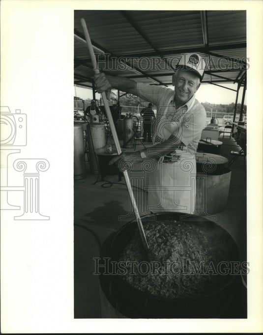 1989 Press Photo Joe Hymel, Jambalaya cook for annual Bridge City Gumbo Festival - Historic Images