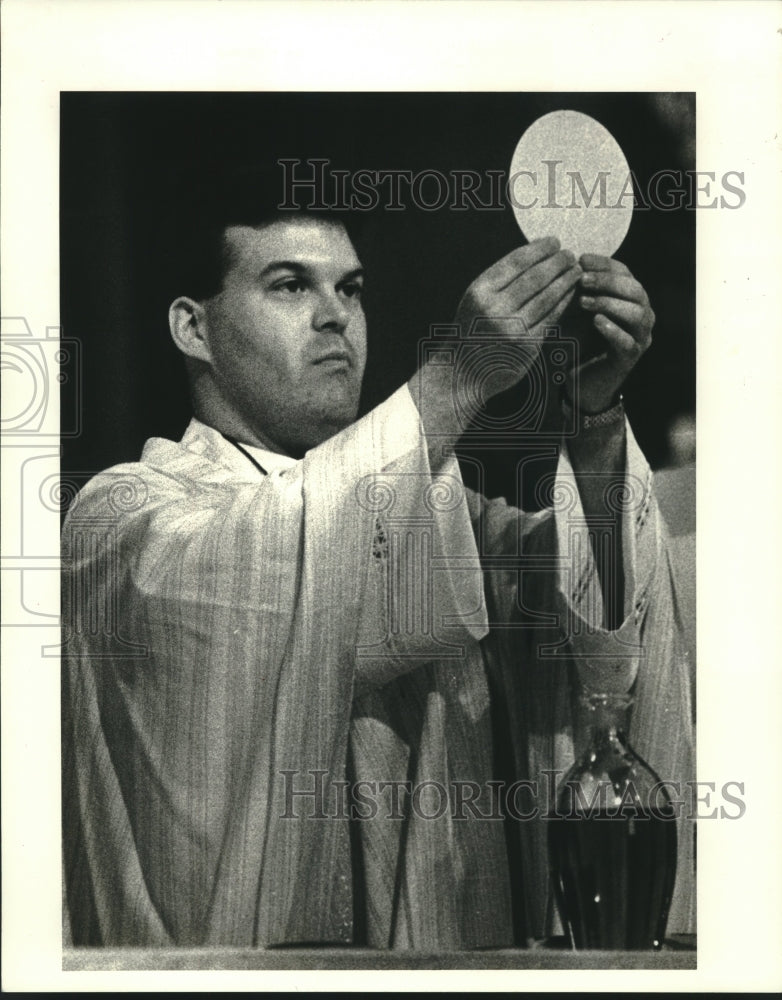 1987 Press Photo Fr. Ray Hymel says first mass at St. Peter&#39;s Church in Reserve - Historic Images