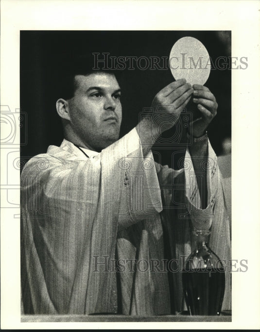 1987 Press Photo Fr. Ray Hymel says first mass at St. Peter's Church in Reserve - Historic Images